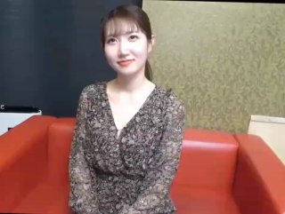 办公室揉着她两个硕大的乳球和熟女偷偷做爱，隔壁有人不敢出声